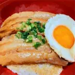 豚の角煮丼(目玉焼き付き)（喫茶 しっぽ）