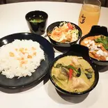 グリーンカレー、マッサマンカレーWセット（aroi cafe）