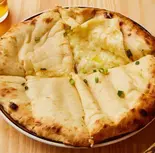 ハニー チーズガーリックナンHoney Cheese Garlic Naan（インド料理 パナス）
