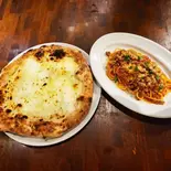 割引中シェアセットC～ピッツァクワトロフォルマッジ【ハチミツ付き】とボロネーゼスパゲッティ～Value set（Pizzeria Regista）