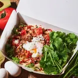 相性ばっちり！パクチー乗せ！クセになる(アジアン温玉タコライス)（とろ〜り温玉とフレッシュ野菜のタコライス 新川崎鹿島田店）