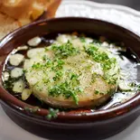 カマンベールチーズのアヒージョ（スペインバル ラ・ピカーダ・デ・トレス Spain Bar La Picada de tres）