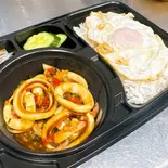 ガパオイカ+ご飯+目玉焼き กะเพราปลาหมึก+ข้าวสวย+ไข่ดาว(PINTO)