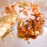 ミックスモダン(自家製麵・豚・たこ・いか・エビ入り)（お好み焼き処小奈や）