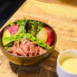 オーガニック野菜と一緒に食べられるローストビーフ丼（TAKE5BASE Cafe＆Dining）