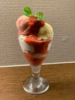 ストロベリーパフェ（二代目 うまいもんや きらく亭）