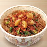 トリプルニンニク牛丼 Gyudon w/ Chili Garlic Sprout, Fried Garlic & Chili Garlic Flakes(すき家 福岡舞鶴店)