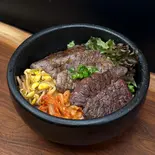 ハーフ＆ハーフ丼（焼肉と鉄鍋 七）