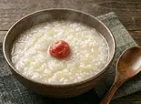 血液サラサラを目指す人へ！184kcal きざみ玉ねぎのお粥  梅干付（風邪・胃腸炎の回復に お粥小屋 健康お粥専門店）