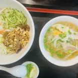 焼き豚肉の混ぜビーフンとミニ鶏肉のフォー(コムベトクァン)