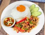 [D]ガパオガイ กะเพราไก่ราดข้าวไข่ดาว（シャムチャントラー）
