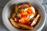 フレンチフライ サワークリーム&スイートチリソースがけ French Fries with Sour Cream & Sweet Chili Sauce(BurgerMania白金高輪店)