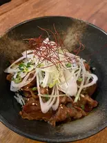 あぶりカルビ丼（和食居酒屋MARU）