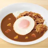 目玉焼き牛カレー Pork Curry Rice w/ Beef & Sunny-Side-Up Egg(すき家 福岡舞鶴店)