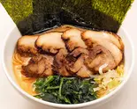 豚叉焼ましクリーミー醤油豚骨麺(薬味ネギ、のり3枚、豚叉焼4枚、ほうれん草)(トクベツ。)