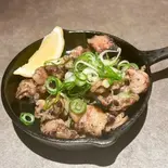 鉄板鶏ハラミ炭火焼き（串揚げ 麒麟）