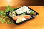 厚切り銀鮭の塩焼きとおばんざい弁当(食堂でべこ)