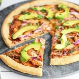 チキンとアボカドのピザ Chicken And Avocado Pizza(SIZZLE Dining)