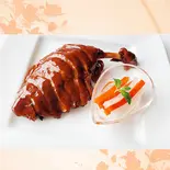 骨付きダックもも肉の甘辛煮 Braised Duck with Brown Sauce（點水樓四谷別館）