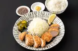【ご飯またはキャベツ大盛り無料!】ヒレかつ×肉巻きメンチかつ弁当(嬉嬉豚とんかつ『君に、揚げる。』池袋本店)