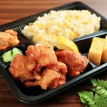 鶏の唐揚げとチャーハン弁当（すみ吉酒場）