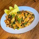 醤油テイストの太麺焼きそば ♪パッシーユ♪（タイフードレストランRUFUS 大宮駅東口）