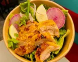 スパイシーグリルチキンサラダ Spicy Grilled Chicken salad（33 Manet cua）