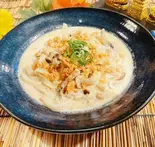キノコと鮭のクリームきしめん(おばんざいときしめん鯱)