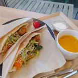 ヴィーガン対応 新鮮野菜とひよこ豆のコロッケ ピタパンサンド（緑風庵）