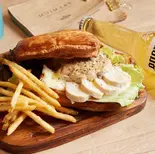 蒸し鶏とマッシュポテトのデニッシュサンド（ROYAL PORT）