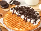 【ワッフル】チョコレート＆ココアビスケット Oreo Chocolate Whip Cream（アサイーボウルが旨い店！レッドチリ）