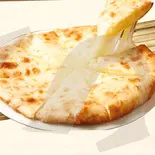 チーズナンcheese naan（Pariwar restaurant and cafe）