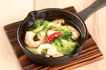 小海老とブロッコリーのアヒージョ（"生パスタ専門店"東京チキンボーイ新宿十二社通り店 (ワイガヤ新宿十二社通り店)）