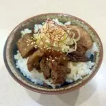 【牛すじ丼】（麺屋 会心の一振り）