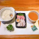 【温】まぐろ＆かんぱちの2色茶漬け(ご飯220g)（寿司割烹山水）