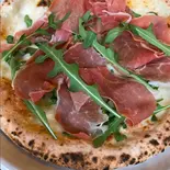 生ハムとルッコラの贅沢イタリアンピザ（本格イタリアン TRATTORIA AL MOMENTO）