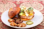 ビーフ＆ブロッコリーチーズバーガー（overwhelm 学芸大学）