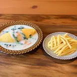 サーモンとほうれん草のクリームソース+フレンチフライ（Bistro ＆ Cafe Lamp）