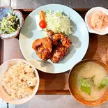 男性のリピーター多し！ヤンニョムチキン定食[副菜2品付き]（ギャラリー食堂hug）