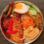 辛味醤油煮板鴨丼/辣板鸭盖饭（楽山楽・甘皮鴨専門店）