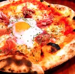 半熟卵と生ハムのピザ(イタリアン&ビアガーデン アモーレ 田町店)