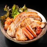ソーセージ＆サムギョプサル丼【お肉2倍】 Samgyeopsal Rice Bowl with Sausage (Double Portion of Meat)（韓流ご褒美飯♪バターガーリックライスの【サムギョプサル丼】 日吉店）