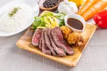 【弁当】肉盛りステーキプレート（唐揚げ＆ステーキ 肉カフェ AkiTaka）