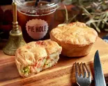 サーモンとブロッコリーのシチューパイWhite stew pie with salmon and broccoli(ザパイホールロサンゼルス西麻布)