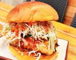 スパイシーホットチキンバーガー（溶岩ダイニングbrave）