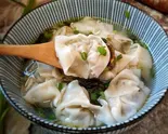 手作り肉ワンタンスープ(8個)（常翔來）