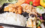 おろし焼肉弁当エビフライセット（ヒナデリ hinadeli）