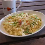 「大盛り」鮭と水菜のシャキシャキピラフ「大」(通常の2倍サイズ)（「冷めても美味しい」【口コミ】で広がったコスパ最高の「オリジナル特製唐揚げ」中は肉汁たっぷり！唐揚げ注文で白飯orサラダがタダ♪のサービス満点のお店）