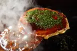 広島のぷりぷり牡蠣の入った牡蠣お好み焼き(碑文谷生まれ!京都九条ねぎ焼き専門店)