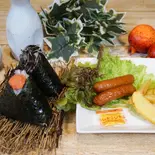 おにぎり2個+ソーセージ2個とポテトフライハーフ弁当（ご馳走おにぎり“雲海” 鶴橋店）